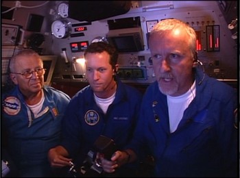 Posádka ponorky, vpravo Cameron ovládáající sondu